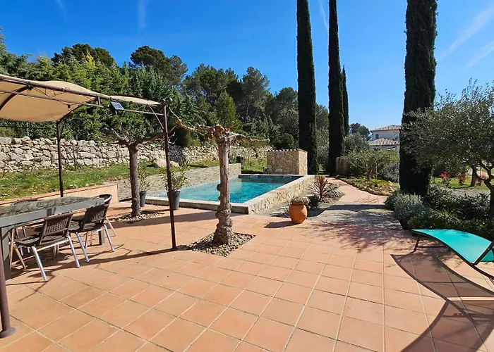 Aux Trois Cypres Salernes En Provence