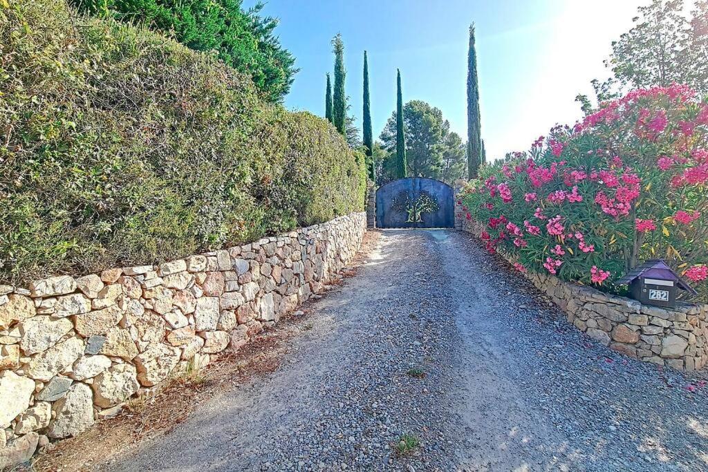 Aux Trois Cypres En Provence *