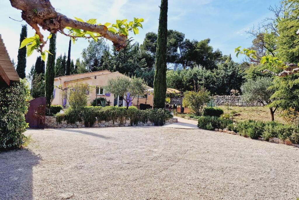 Aux Trois Cypres En Provence Ferienhaus