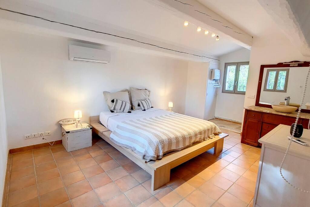 Aux Trois Cypres En Provence Salernes
