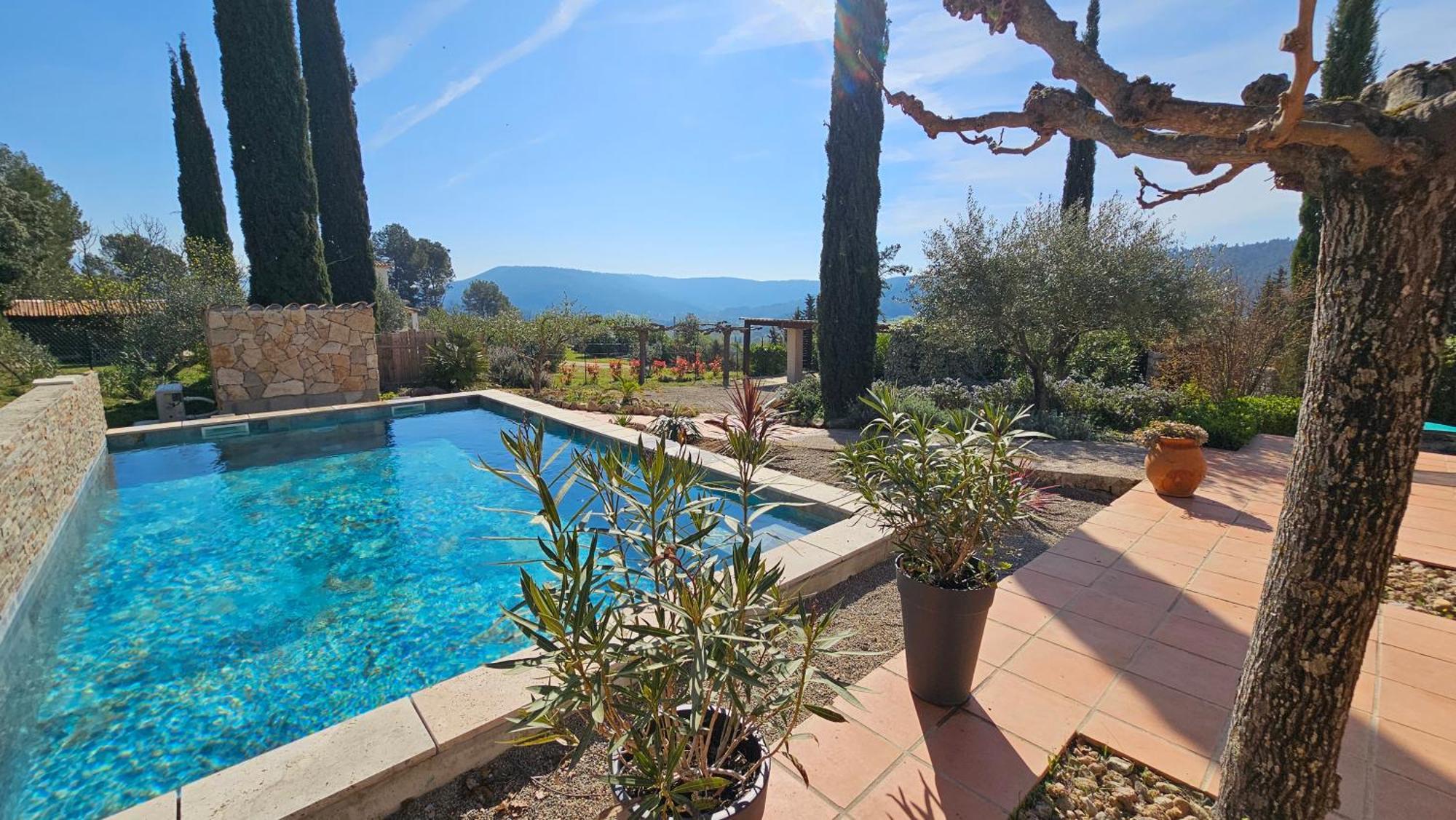 Aux Trois Cypres En Provence Salernes